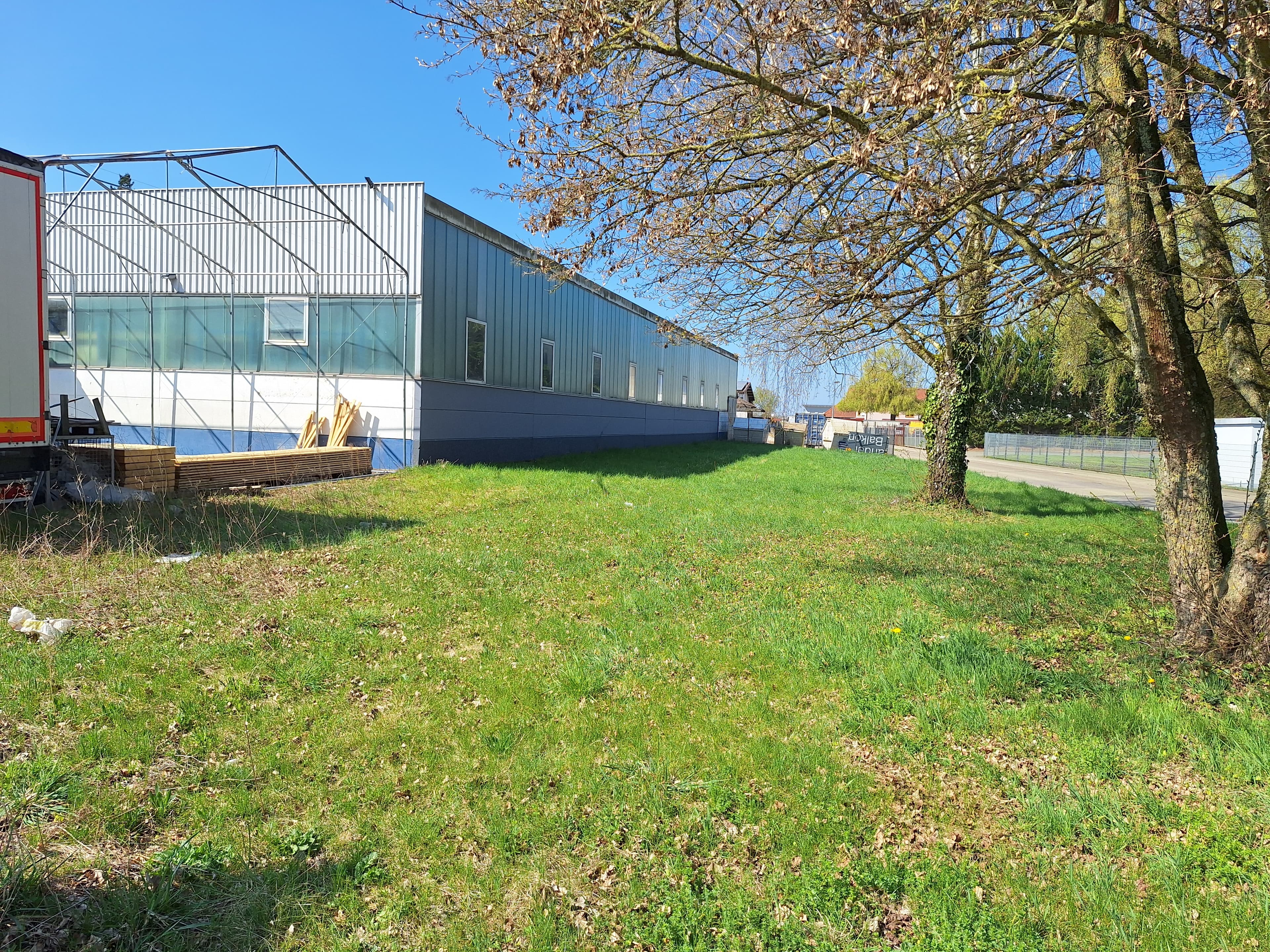 Außenansicht des Firmengebäudes in Neuried